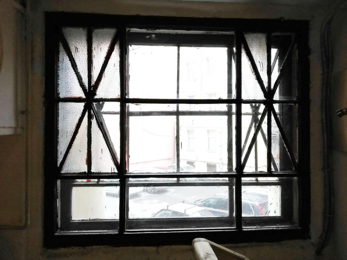 3-я линия, 48. Декоративное стекло "муранезе" в окнах лестницы. Площадка 1-2 этажа. Фото 2020